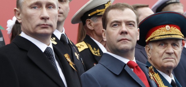 Преобразования в армии, которые инициировали бывшие министр обороны Анатолий Сердюков и начальник Генштаба Николай Макаров, не были их личной инициативой - точнее называть эти процессы реформой Путина-Медведева. Изменения в армии будут продолжены, считает эксперт.